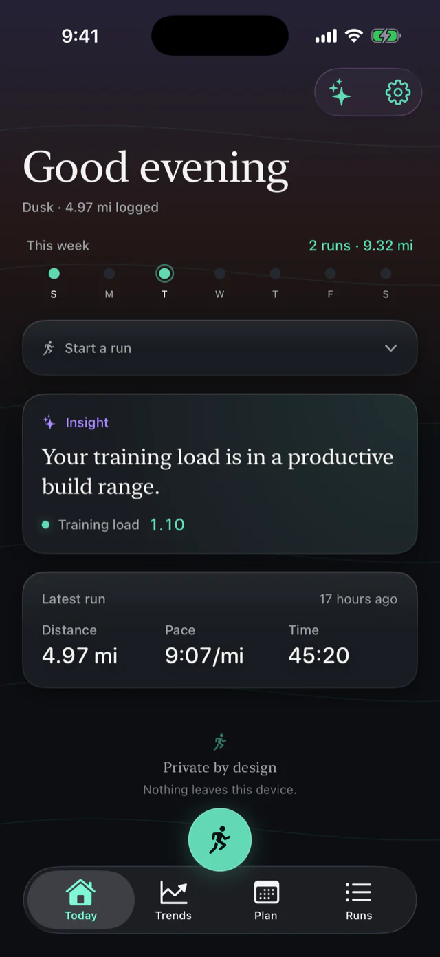 Quiet Pace Today screen with this week's runs, a training-load insight, and the latest run